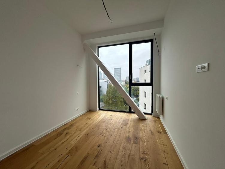 Apartament cu 4 camere semidecomandat în Aviației