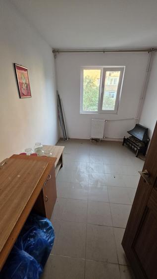 Apartament cu 3 camere semidecomandat în Km 5