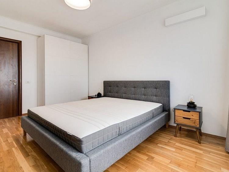 Apartament cu 3 camere semidecomandat, mobilat în Băneasa
