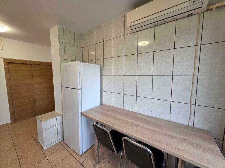 Apartament cu 3 camere, mobilat în Titan