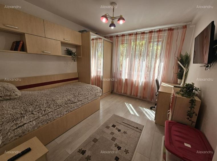 Apartament cu 4 camere decomandat în Drumul Taberei