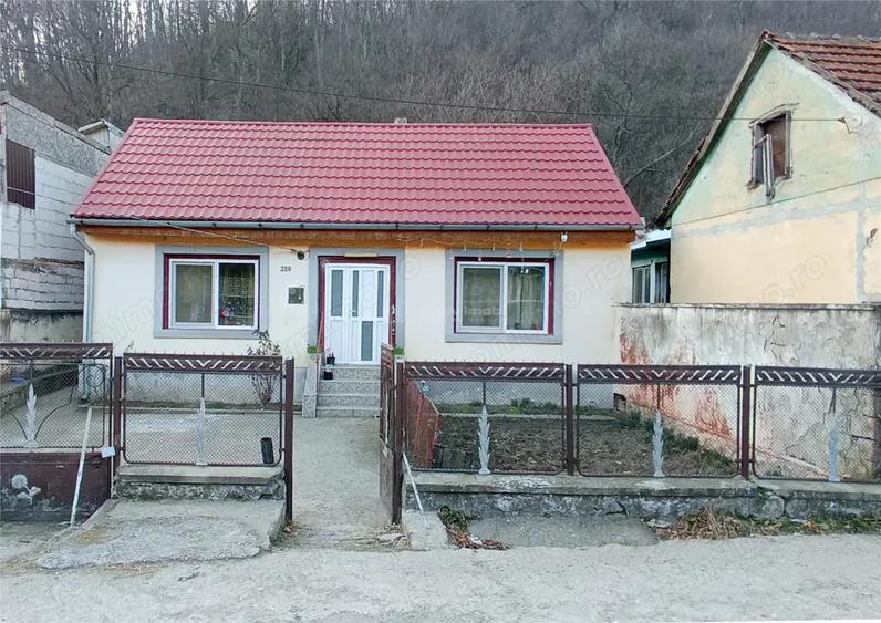 Casă cu 3 camere cu Canalizare în Moldova Nouă