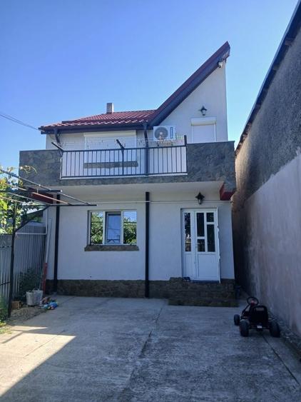 Casă cu 4 camere decomandat în Pisc