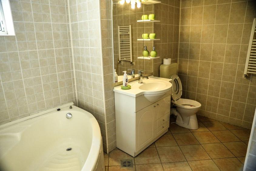 Apartament cu 3 camere decomandat, mobilat în Central