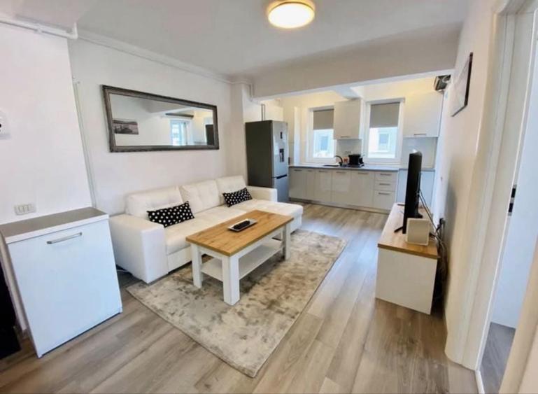 Apartament cu 3 camere semidecomandat în Roșu
