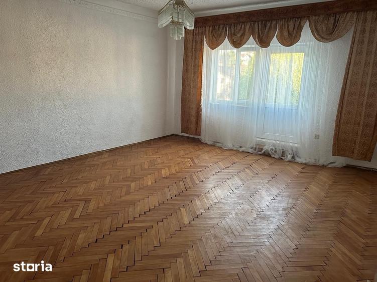 Casă cu 6 camere cu Teren 1054 Mp în Central