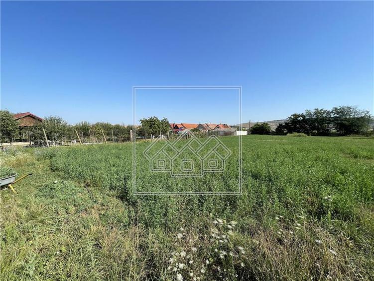 Casă individuală cu 2 camere cu Teren 2162 Mp în Periferie