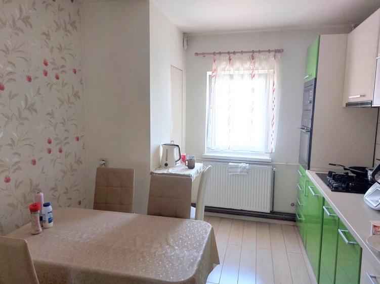 Apartament cu 4 camere decomandat, mobilat în Plopilor