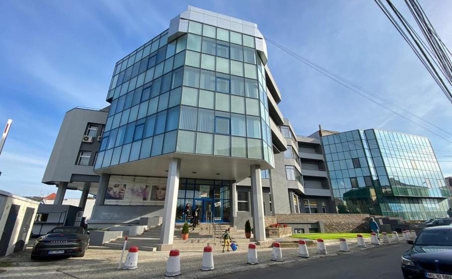 Birou, de 1,800 mp, în Central