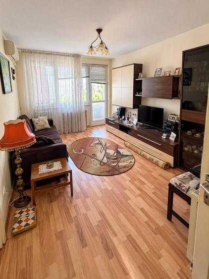 Apartament cu 3 camere semidecomandat în Iancului