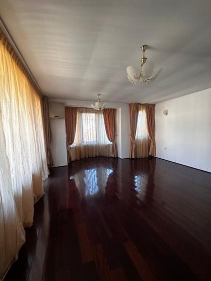 Casă individuală cu 5 camere cu Teren 100 Mp în Central