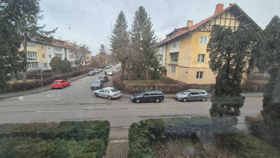 Apartament cu 3 camere semidecomandat în Astra