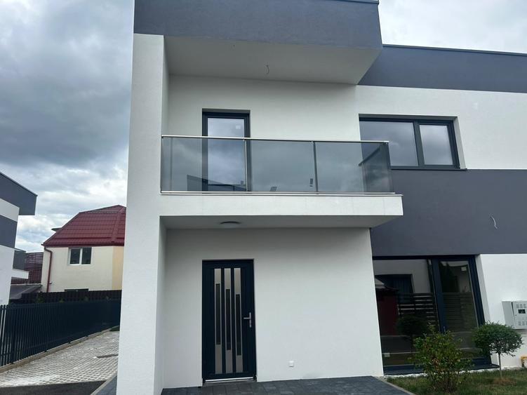 Duplex cu 4 camere cu Canalizare în Florești
