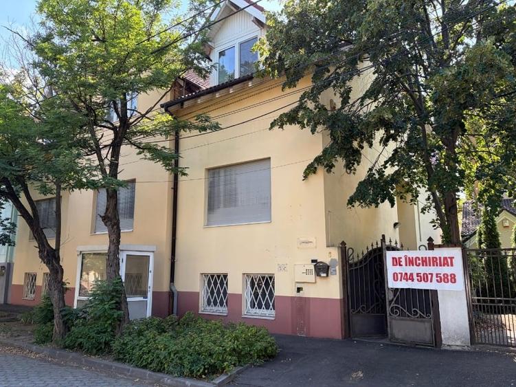 Casă individuală cu 15 camere cu Canalizare în Complex Studențesc