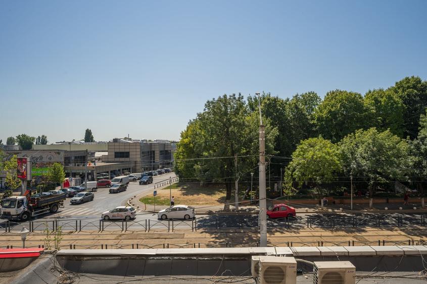 Apartament cu 3 camere semidecomandat în Rahova