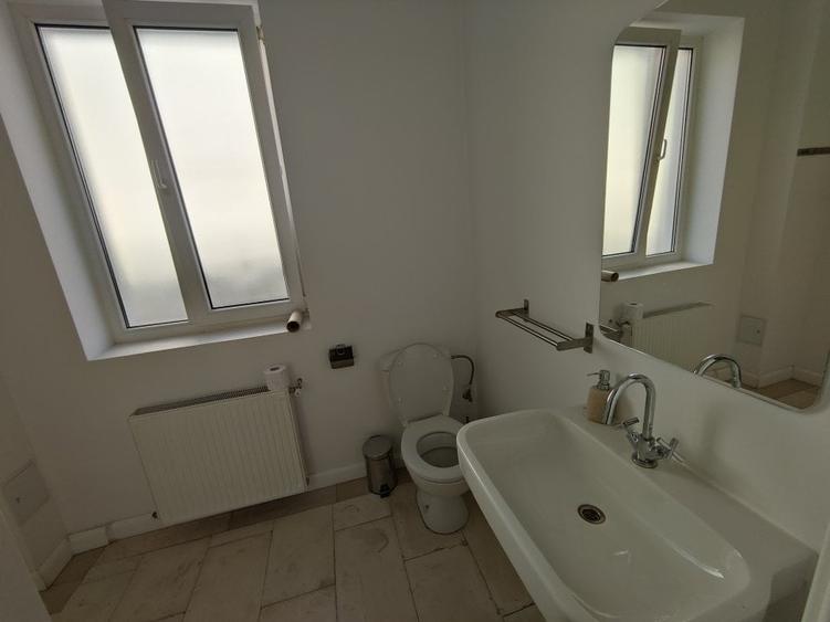 Casă individuală cu 6 camere cu Canalizare în Dorobanți