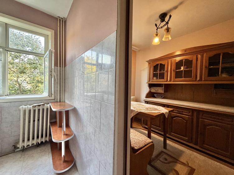 Apartament cu 4 camere semidecomandat, mobilat în Dacia