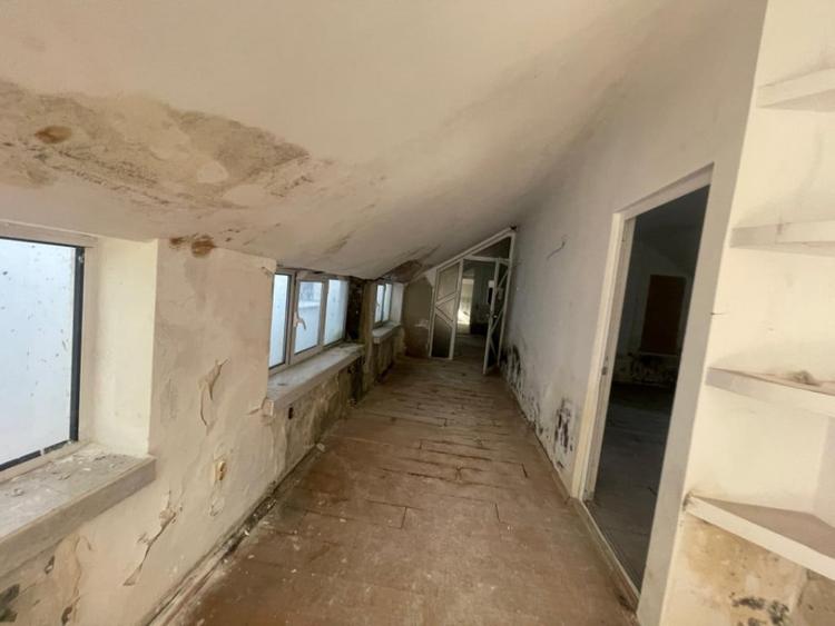 Casă cu 5 camere cu Teren 284 Mp în Central