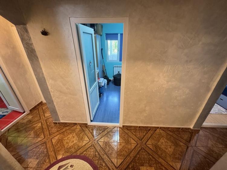 Apartament cu 4 camere decomandat în CET