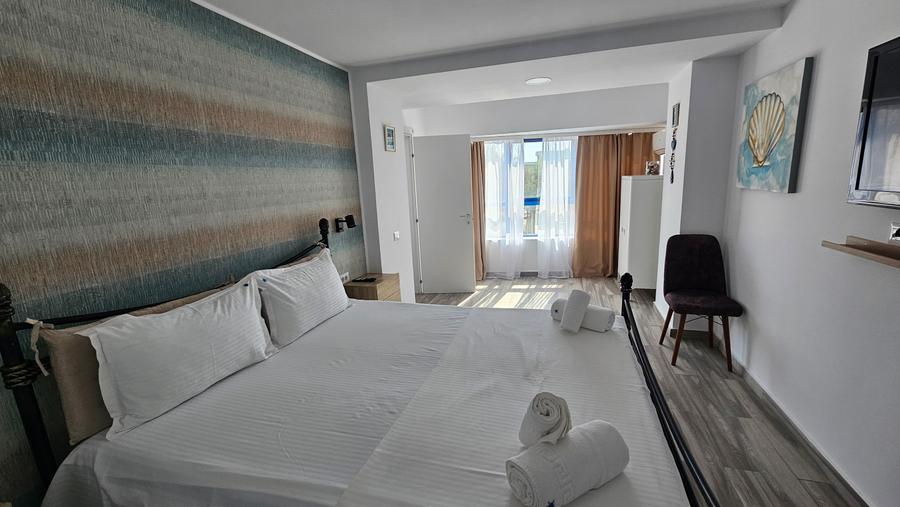 Apartament cu 3 camere semidecomandat, mobilat în Central