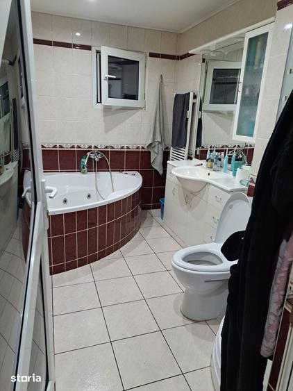 Apartament cu 3 camere în Decebal