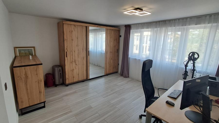 Casă cu 4 camere decomandat în Romanești