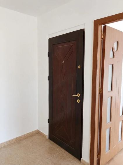 Apartament cu 3 camere decomandat în Rovine