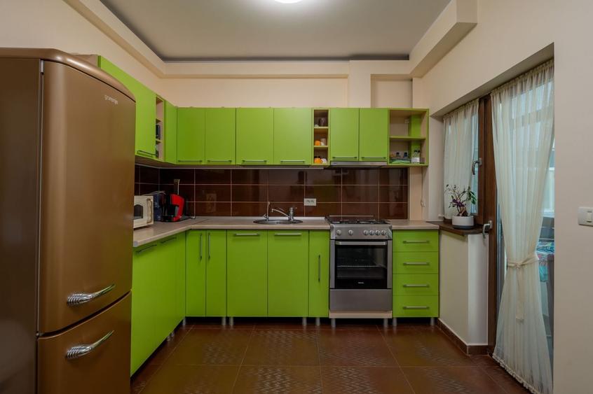 Apartament cu 3 camere decomandat, mobilat în Peninsula
