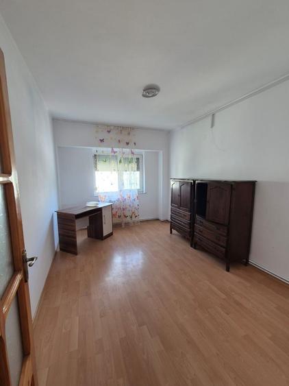 Apartament cu 4 camere decomandat, mobilat în Gara