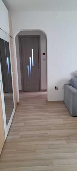 Apartament cu 3 camere semidecomandat, mobilat în Berceni