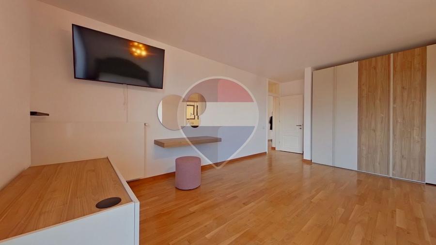 Apartament cu 3 camere semidecomandat, mobilat în Central