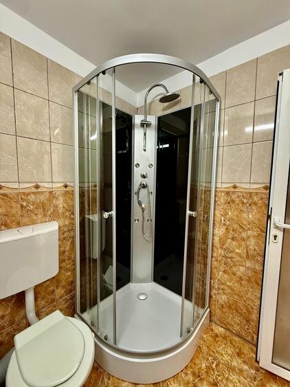 Duplex cu 18 camere cu Garaj în Central