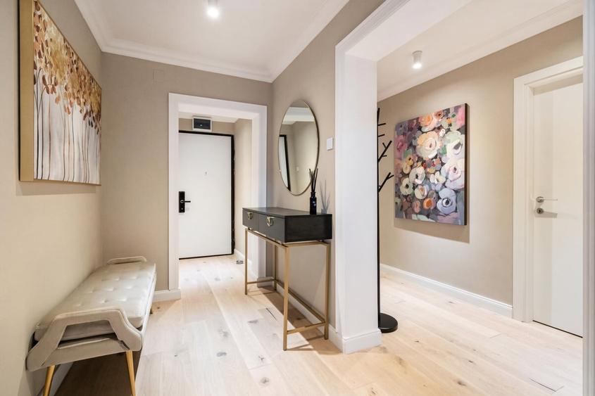 Apartament cu 4 camere decomandat, mobilat în Victoriei