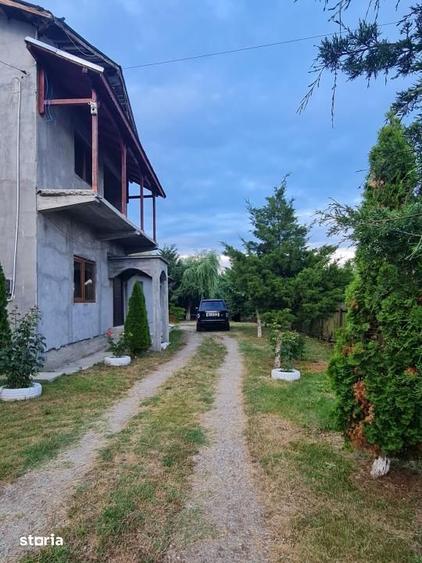 Casă cu 7 camere cu Teren 2000 Mp în Periș