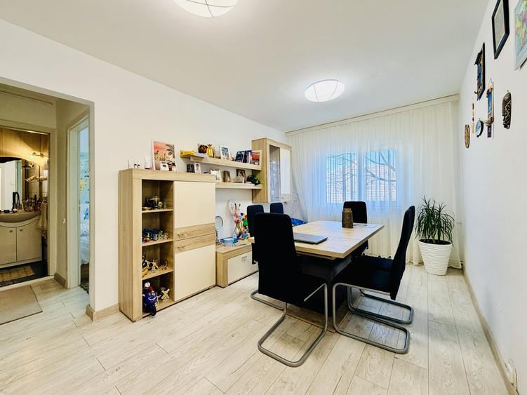 Apartament cu 4 camere semidecomandat, mobilat în Lipovei