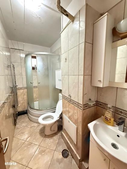 Apartament cu 3 camere semidecomandat în Craiovița Nouă