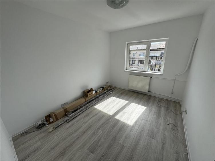 Apartament cu 3 camere semidecomandat în Iosia