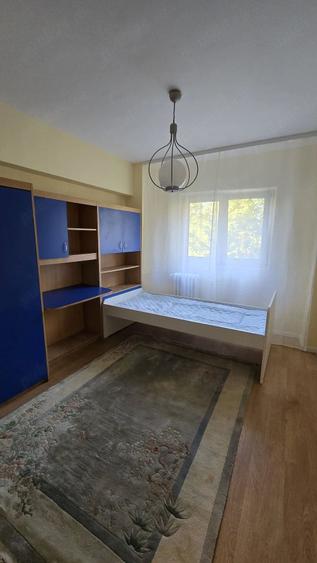 Apartament cu 4 camere semidecomandat în Teiul Doamnei