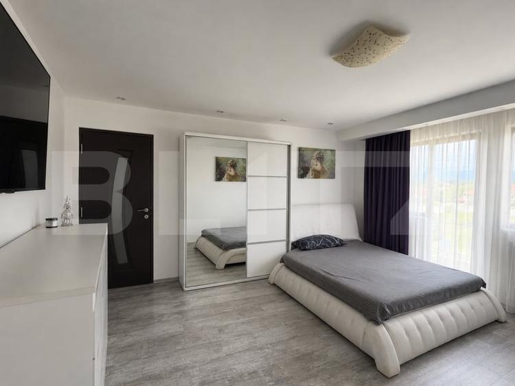 Casă individuală cu 8 camere cu Teren 3000 Mp în Exterior Sud