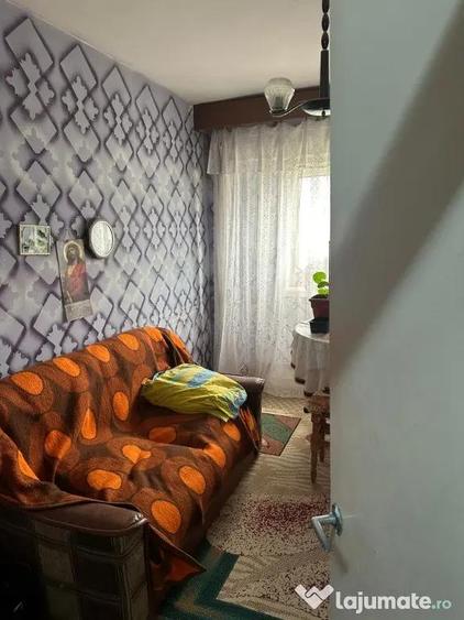 Apartament cu 4 camere decomandat în Peco