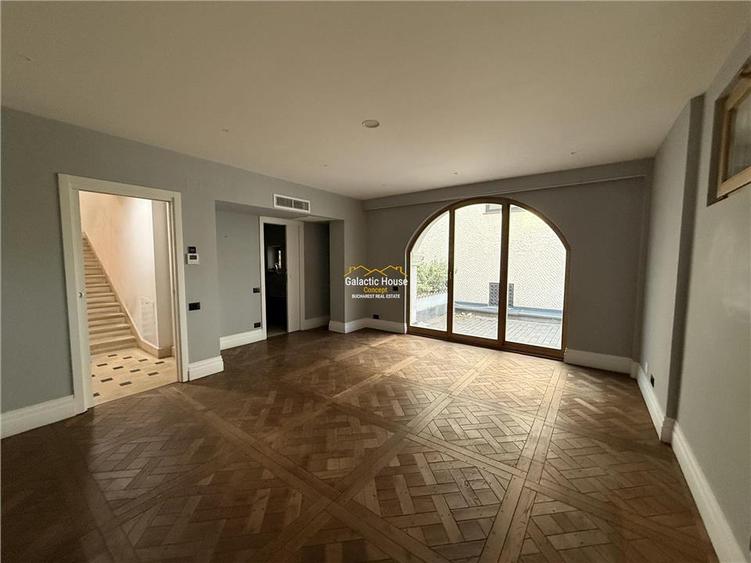 Casă cu 9 camere cu Teren 200 Mp în Central