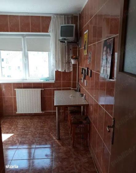 Apartament cu 3 camere decomandat, mobilat în Titan