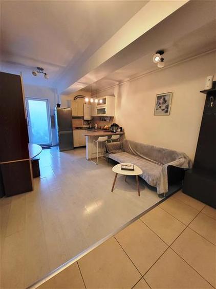 Apartament cu 2 camere decomandat, mobilat în Tractorul