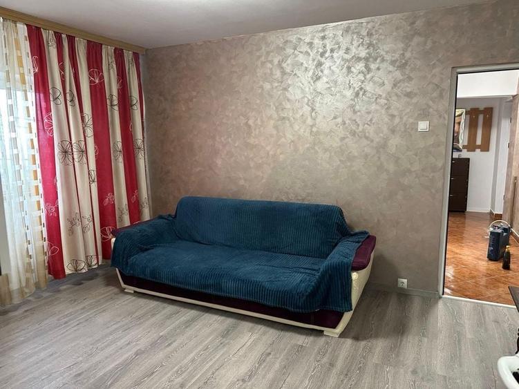 Apartament cu 3 camere semidecomandat în Central