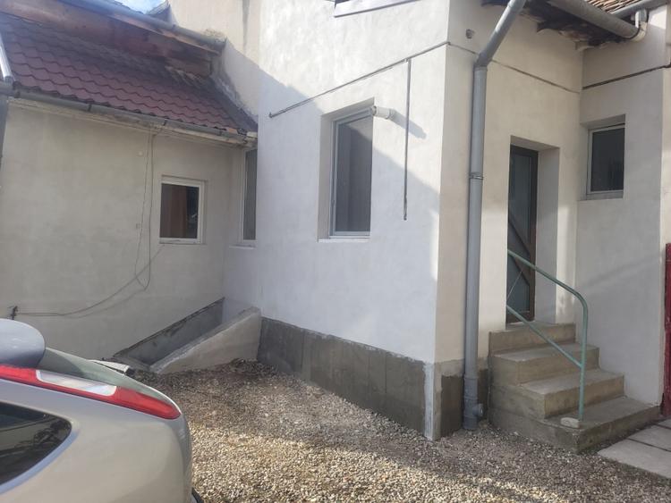 Casă cu 4 camere cu Teren 480 Mp în Piața Cluj