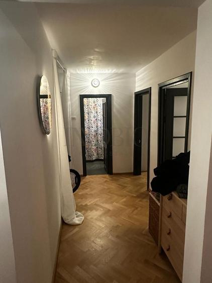 Apartament cu 3 camere decomandat, mobilat în P-ța Victoriei