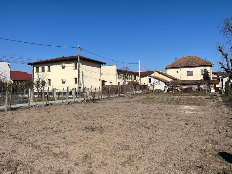 Casă individuală cu 5 camere cu Teren 1500 Mp în Central