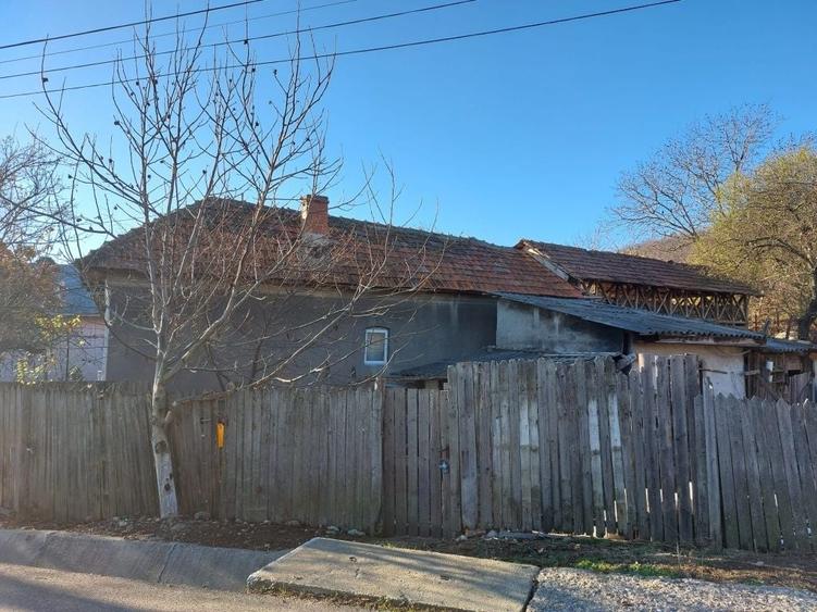 Casă cu 3 camere în Călina