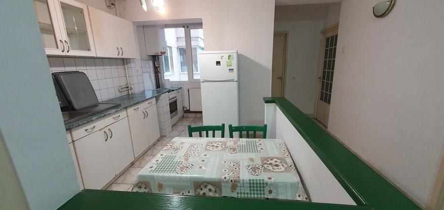 Apartament cu 3 camere decomandat în Cornișa