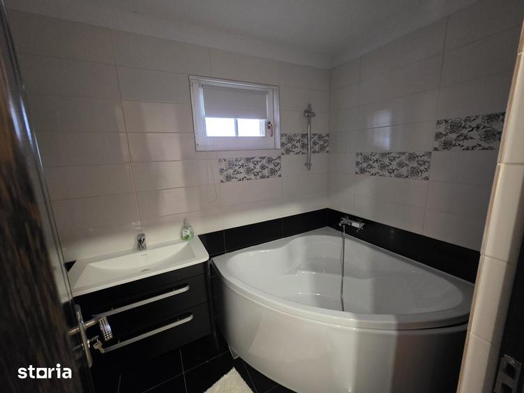 Casă cu 4 camere cu Teren 420 Mp în Central